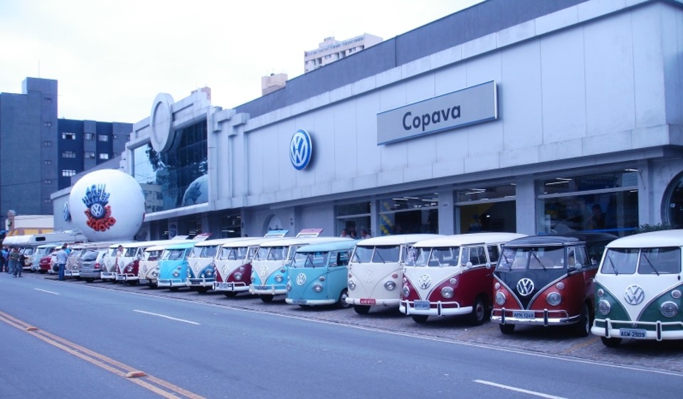 A concessionária do Cabral costuma ser palco para os eventos de Kombi | Divulgação/ Kombi Clube Curitiba