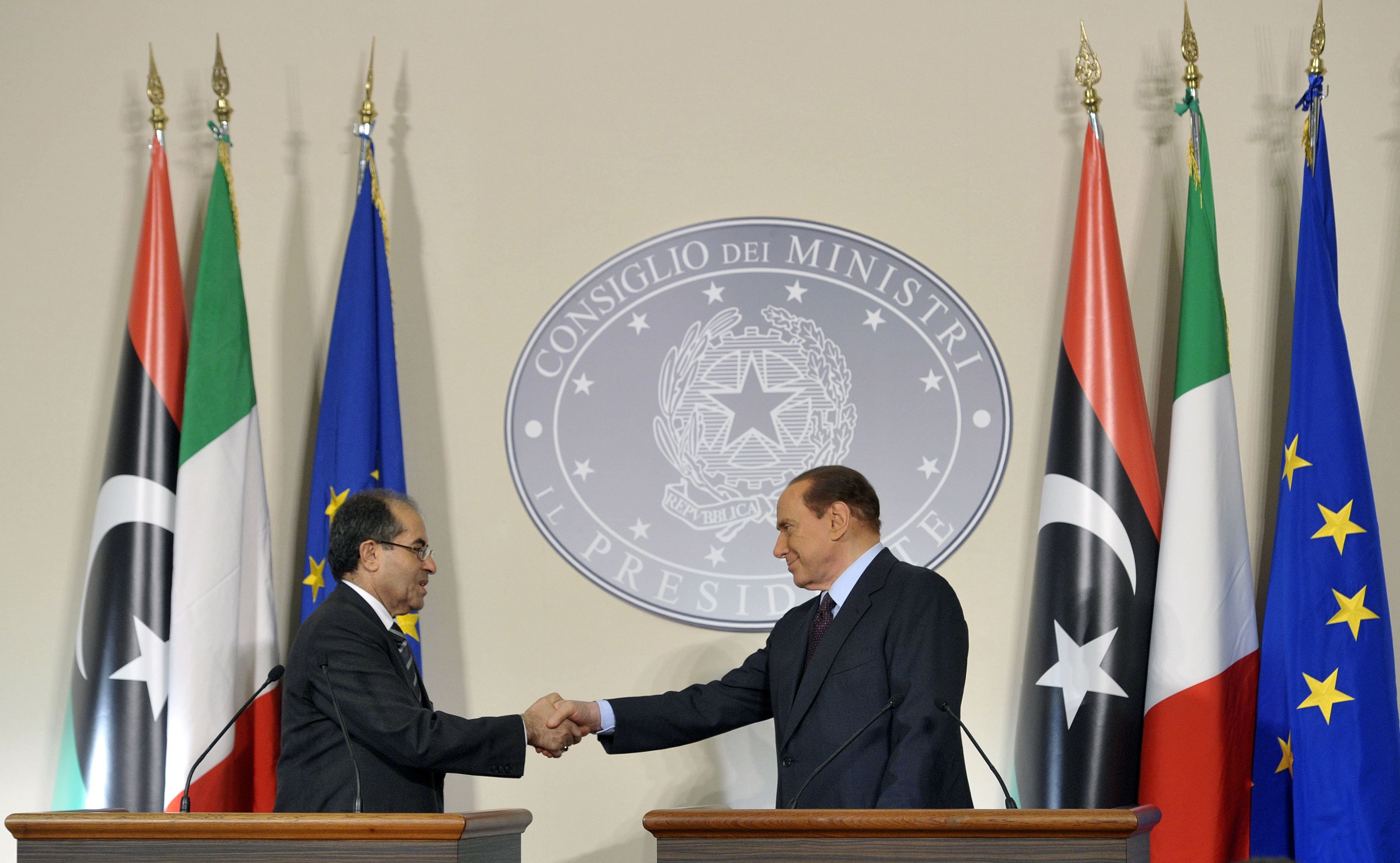 Líder rebelde Mahmoud Jibril (à esquerda)cumprimenta o premiê italiano Silvio Berlusconi em Milão | REUTERS/Paolo Bona