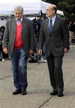 O Chairman do Federal Reserve Ben Bernanke (D) caminha com o presidente do Banco Central Europeu Jean-Claude Trichet no simpósio de economia política do Federal Reserva Bank of Kansas City, em Jackson Hole, Wyoming. Bernanke não sinalizou mais medidas para estimular o crescimento dos Estados Unidos, mas disse que é crucial para a saúde da economia reduzir o desemprego | REUTERS/Price Chambers