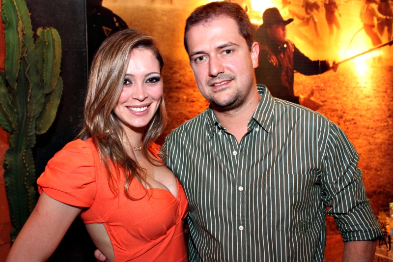 Ana Martha Silva foi parabenizar seu amigo Giocondo Villanova Artigas Neto na balada sertaneja chique que ele deu quarta-feira para comemorar seus 35 anos. A festa reuniu 700 convidados no Backstage Country Bar, do qual o aniversariante é sócio | Kauana Bechtloff