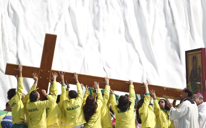 Brasileiros recebem a cruz simbólica que marca a escolha do Rio | Andrea Comas/Reuters