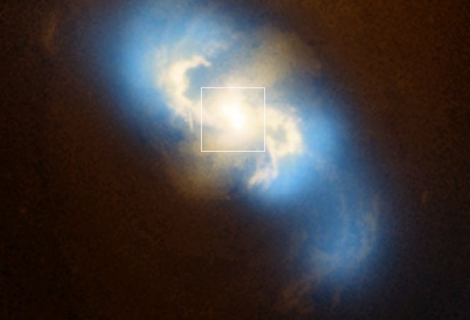 Os buracos negros se encontram próximo do centro da galáxia espiral NGC 3393 e foram identificados graças às observações realizadas pelo observatório de raios-X Chandra | Divulgação/Nasa