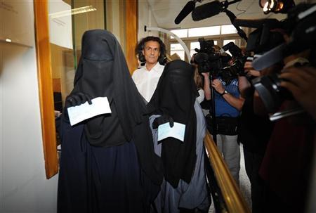 Empresário francês Rachid Nekkaz (centro), ao lado de Halima (esq) e Imen (dir), depois de pagar suas multas por usarem véus, em Bruxelas | REUTERS/Laurent Dubrule