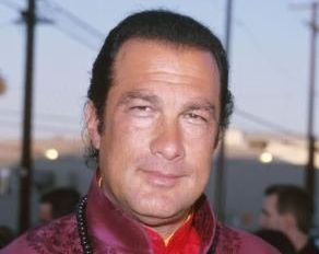 Seagal e sua equipe de filmagem participaram da invasão a casa de Jesus Sanchez Llovera para investigar possíveis acusações de brigas de galo clandestinas | Divulgação