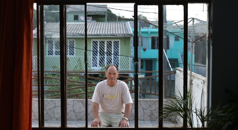 Sebastião pagou asfalto, fez calçada e não investiu em mais nada além da casa para sobrar dinheiro para pagar o terreno, mas a Cohab ainda não lhe deu o título de posse | Daniel Castellano/Gazeta do Povo