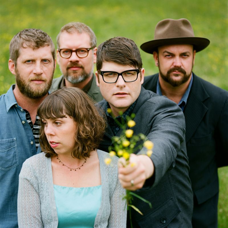 A banda Decemberists investe em letras mais simples no novo disco | Divulgação