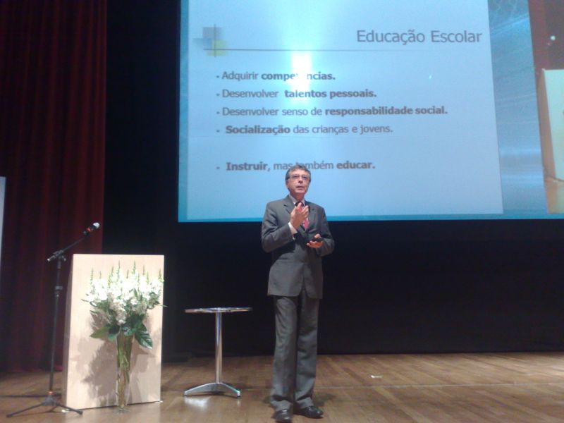 O professor José Francisco Soares abre as palestras da tarde no Sala Mundo. | Adriana Czelusniak