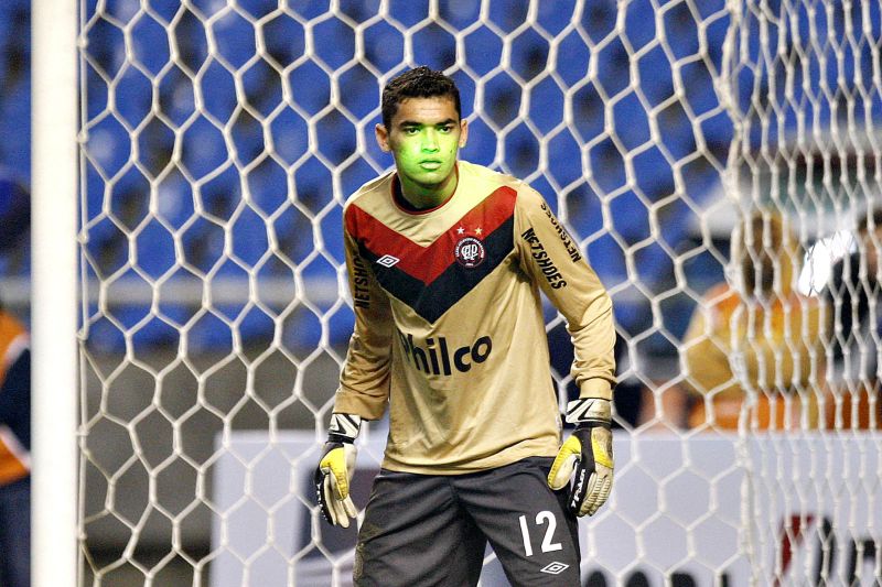 Em sua estreia como profissional, o goleiro Santos, incomodado pelo laser apontado por um torcedor flamenguista, cometeu o pênalti que decretou a derrota | Wagner Méier / Folhaperss