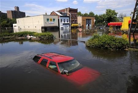 Inundação em Nova Jersey cobre automóvel após passagem do furacão Irene pelo nordeste dos Estados Unidos | REUTERS/Mark Dye