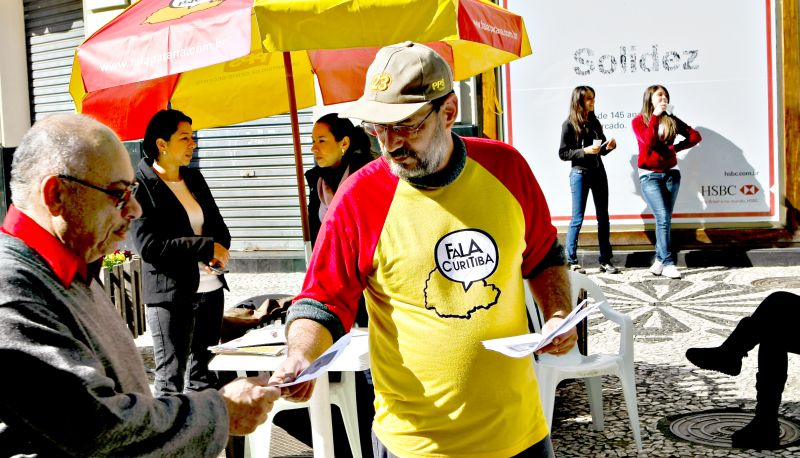 No sábado, manifestantes do PPS fizeram um ato público contra Derosso no centro de Curitiba | Antonio Costa / Gazeta do Povo