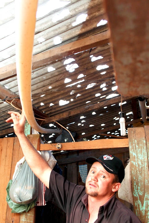 José Rosnei Stlik, morador da Vila Lurdes: telhado furado e colchões úmidos | Josué Teixeira