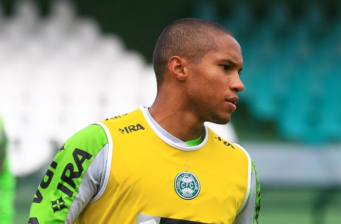 Além de Jonas (foto), o outro lateral direito do Coxa, Maranhão, também está suspenso | Ivonaldo Alexandre / Gazeta do Povo