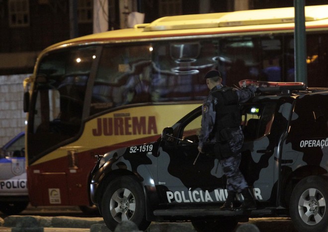 Polícia se aproxima de ônibus sequestrado no Rio de Janeiro. Houve troca de tiros entre a polícia e os bandidos, que tentavam fugir com os reféns | 