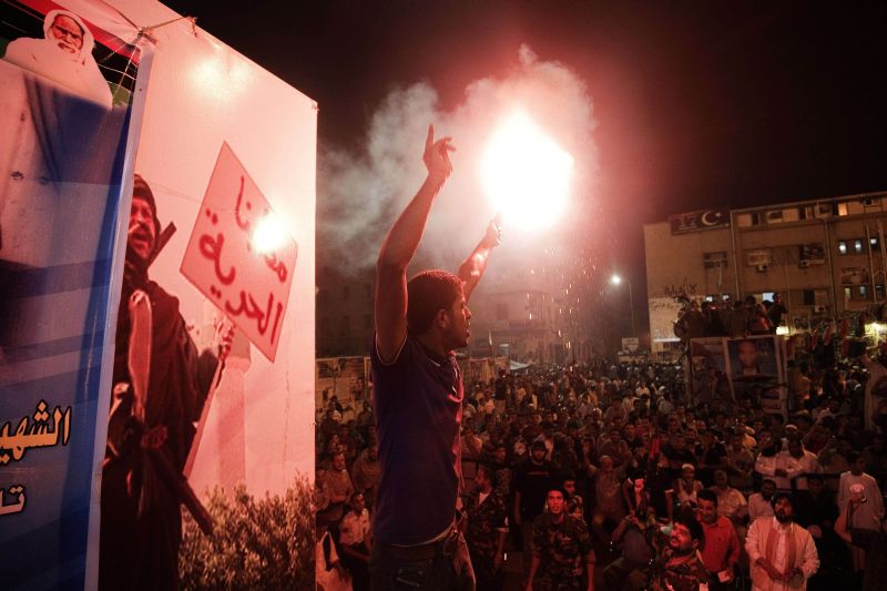 Centenas de líbios comemoram o que os rebeldes definiram como a primeira insurreição ocorrida em Trípoli contra o regime do coronel Muamar Kadafi | Gianluigi Guercia/AFP