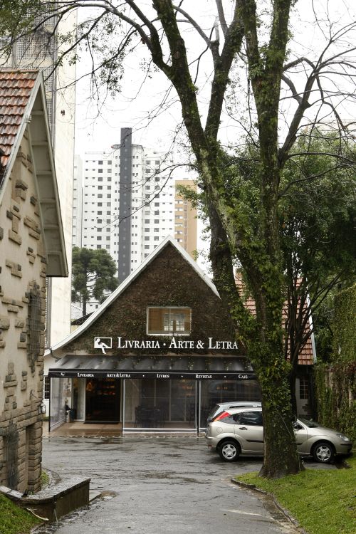 Os irmãos Thiago (foto abaixo) e Frederico Tizzot, sócios na Arte & Letra: foco em autores e textos raros. | Fotos: Antônio More/Gazeta do Povo