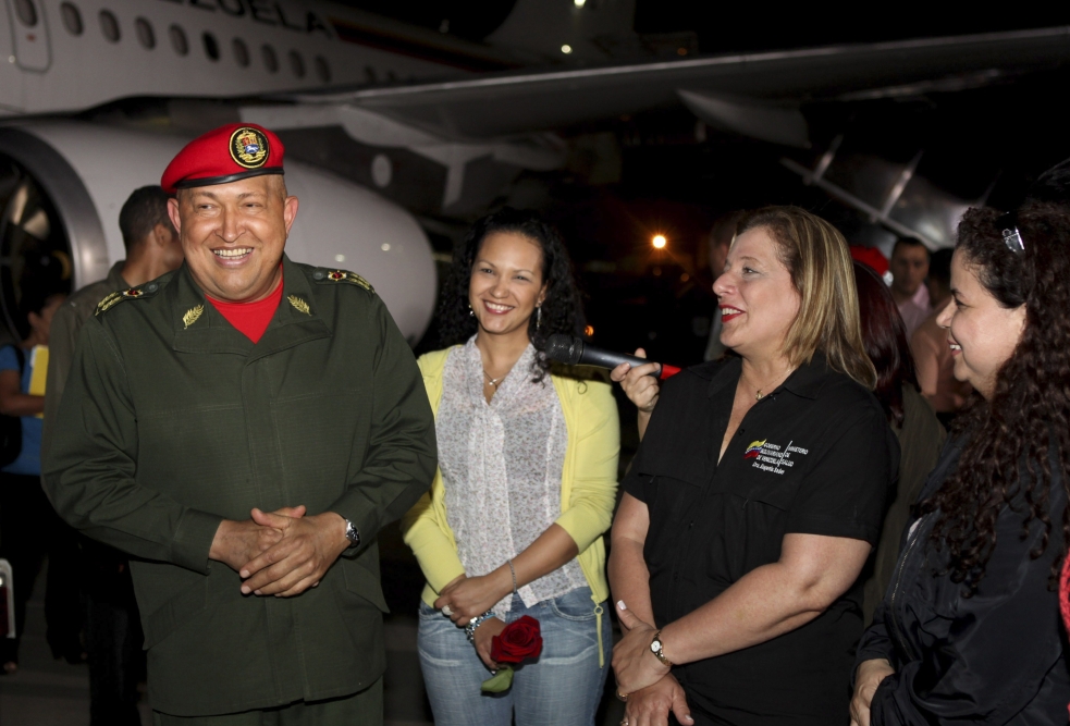 Chávez desembarca com a família no aeroporto de Caracas após tratamento de quimioterapia em Cuba | Miraflores Palace/Reuters