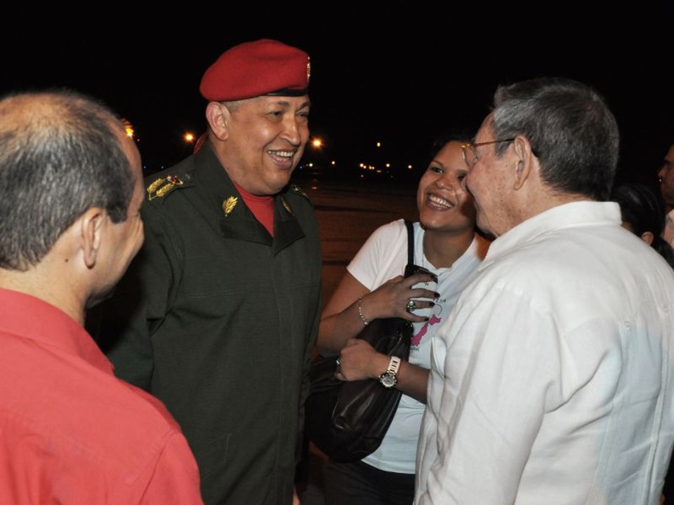 O presidente de Cuba, Raul Castro, recepcionando Hugo Chávez, presidente da Venezuela | Reuters