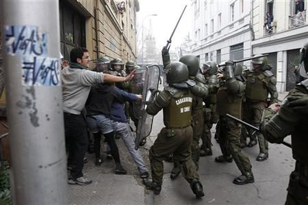 Adolescente morreu durante conflitos com a polícia chilena na quinta-feira (25) | REUTERS/Carlos Vera
