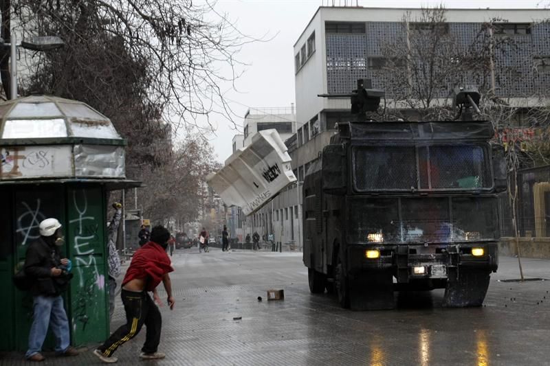 Manifestantes enfrentaram a policía em Santiago do Chile | EFE/Mario Ruiz