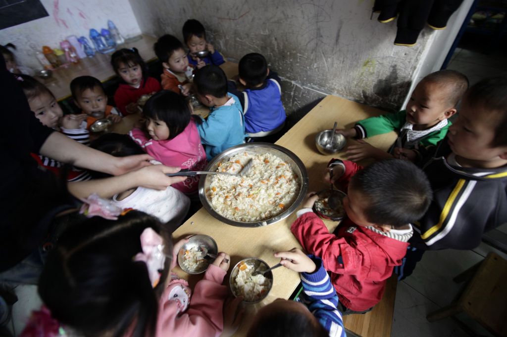 Almoço é servido em uma creche perto de Pequim; pais acusam agência de planejamento familiar, ligada ao governo chinês, de roubar crianças, que nunca mais são vistas | Jason Lee/Reuters