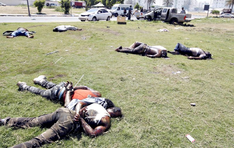 Corpos ficaram espalhados em praça de Trípoli após confrontos entre rebeldes e forças leais a Kadafi | Youssef Boudlal/Reuters