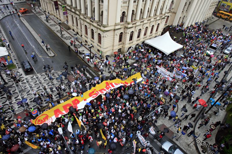 Professores fizeram passeata o centro de Curitiba no fim da manhã desta terça-feira | Priscila Forone/Agência de Notícias Gazeta do Povo