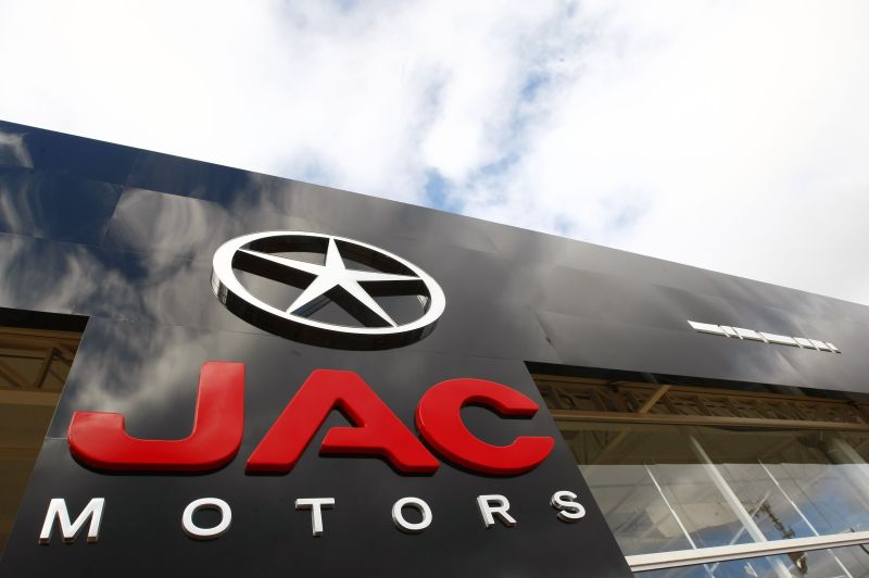 Fachada de concessionária da JAC Motors em Curitiba: após poucos meses no mercado brasileiro, empresa decidiu fabricar carros no país | Marcelo Elias/ Gazeta do Povo