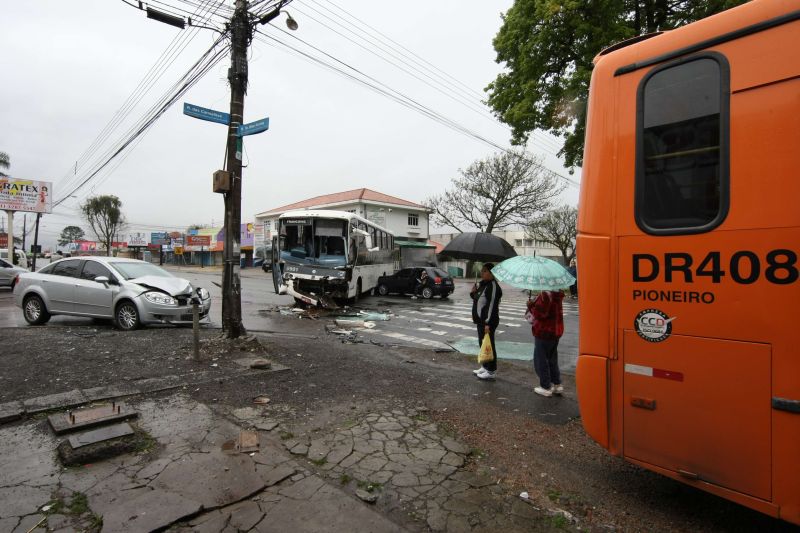 Colisão envolvendo dois ônibus e dois carros deixou oitro pessoas feridas na manhã desta segunda-feira (22), no Boqueirão | Aniele Nascimento/ Agência de Notícias Gazeta do Povo