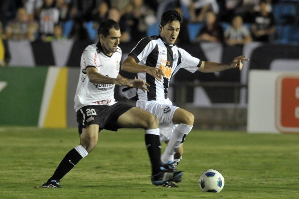Danilo, do Corinthians, tenta roubar a bola: vitória sobre o Galo mantém time na liderança | Danilo Coca / Folhapress