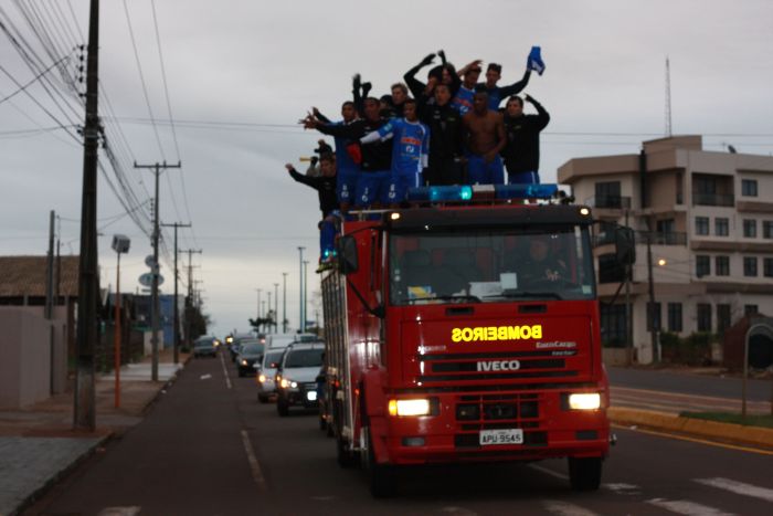 Equipe do Toledo desfila em caminhão dos bombeiros após a classificação para a primeira divisão do Paranaense | Márcio Toledo/Jornal do Oeste