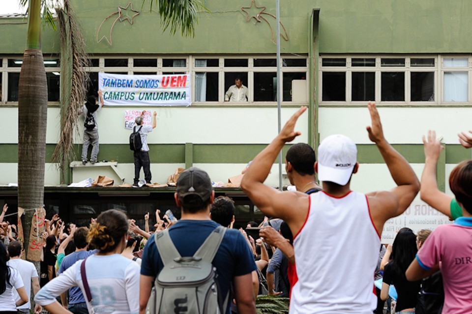 Em protesto, vários estudantes ocupam reitoria da UEM O movimento é organizado peloDCEe por centros acadêmicos da universidade | Fábio Dias - Gazeta Maringá