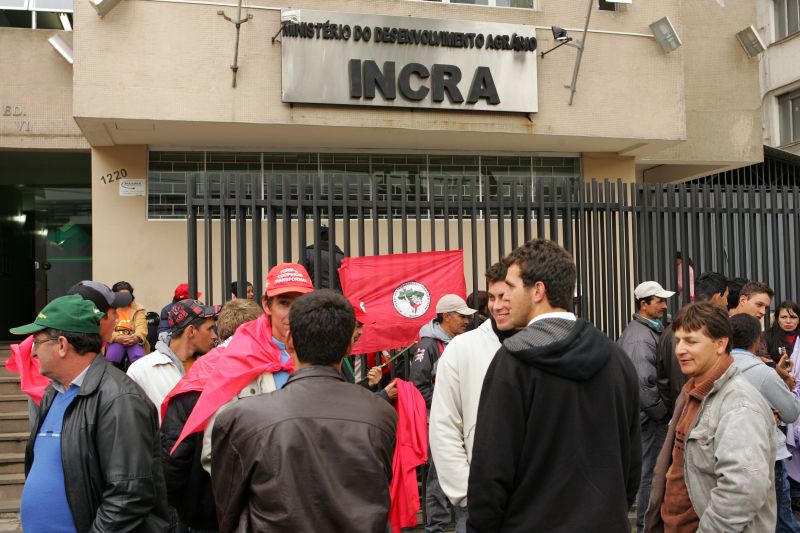 Integrantes do MST protestaram, na manhã desta quarta-feira (24), em frente ao Incra, em Curitiba | Antônio More / Agência de Notícias Gazeta do Povo