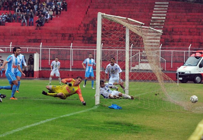 Gol do Foz no final acabou com a festa do Londrina, que já celebrava o retorno à elite | 