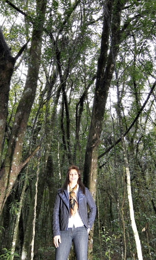 Gisele Miró no bosque nos fundos de casa. Família transformou área no Bacacheri em reserva particular | Jonathan Camois/Gazeta do Povo