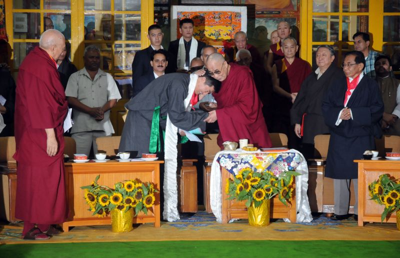 Dalai-lama (direita) abraça Lobsang Sangay, o novo primeiro-ministro | Adnan Abidi/Reuters