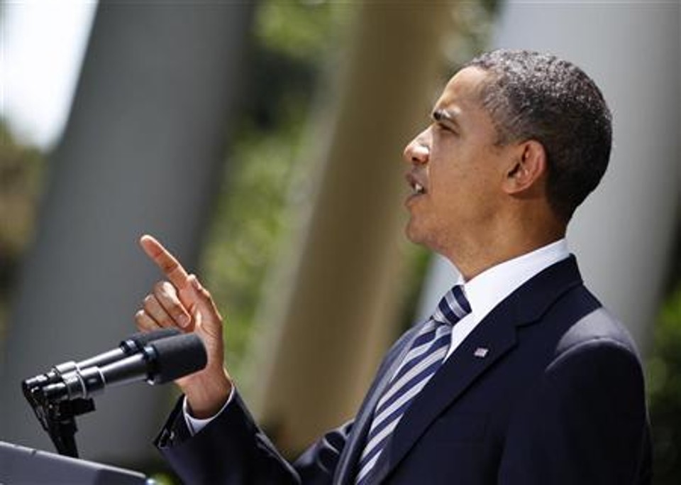 O presidente dos Estados Unidos Barack Obama fala à imprensa no jardim da Casa Branca, em Washington. Obama anunciou nesta terça-feira que a lei de dívida que ele irá assinar é um importante primeiro passo para assegurar que o país viva dentro de suas possibilidades | REUTERS/Jason Reed