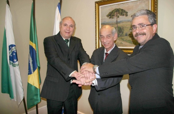 No último sábado, os associados do Círculo Militar do Paraná confirmaram a permanência da chapa Rumo Certo no comando do tradicional clube por mais três anos. Leia-se coronel João Almeida (ao centro) na presidência, tenente-coronel Sérgio Cooper (à esq.), na primeira vice, e João Carlos Amaro Neto na segunda. A posse será no próximo dia 31 | 
