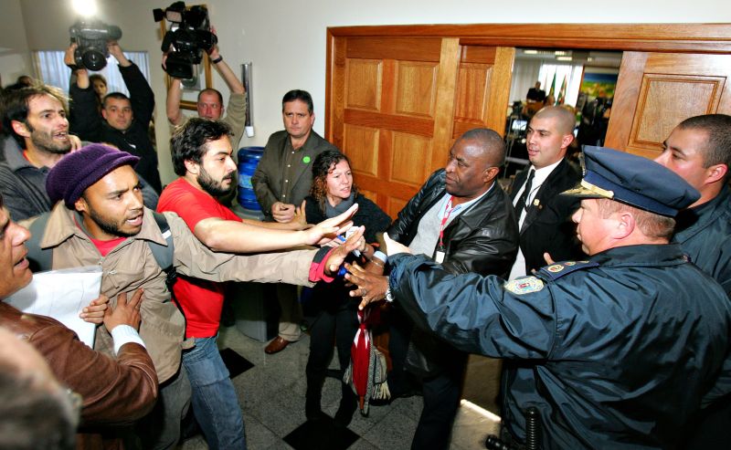Manifestantes contrários a Derosso entram em confronto com a Guarda Municipal, na antessala do plenário: confusão começou quando grupo não pôde entrar porque espaço estava ocupado por comissionados da prefeitura | Antônio More/ Gazeta do Povo