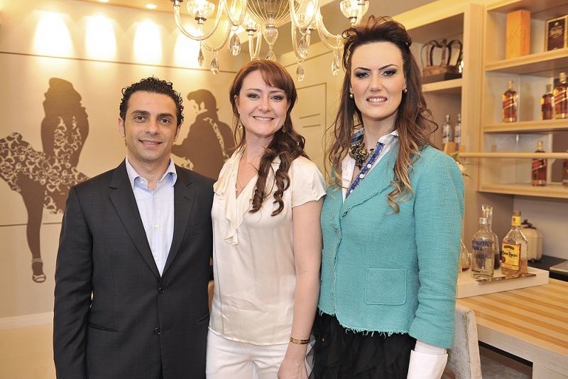 Diego Makul, diretor comercial da Artefacto, com Ingrid Moskalevisky (ao centro), gerente da filial de Curitiba, e a designer Gisele Busmayer, que assina o lounge bar, um dos espaços da mostra inaugurada com badalado coquetel no último sábado | Marcelo Stammer