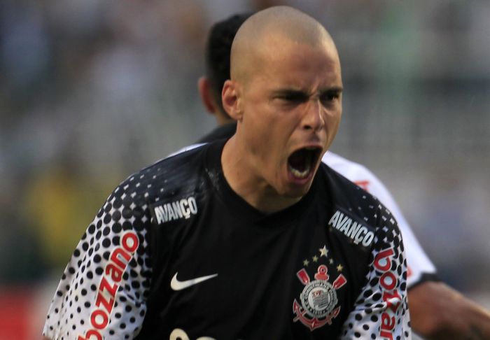 Julio Cesar sofreu uma luxação no dedo mínimo da mão direita na partida contra o Botafogo | Paulo Whitaker / Reuters