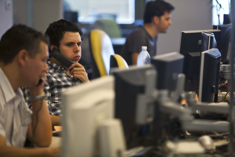 Operadores da bolsa de Tel-Aviv, em Israel: o pregão de domingo foi interrompido logo depois da abertura, quando a queda chegava a 7% | Nir Elias/Reuters