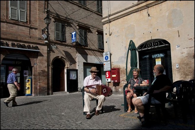 Acordeonista no centro de Florença: instrumento surgiu na China, mas popularizou-se durante o século 19 na Áustria e na Itália | 