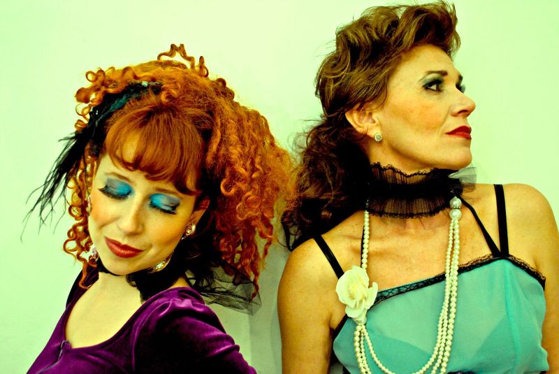 Maureen Miranda (esquerda) e Raquel Rizzo vivem vedetes em Orinoco | Olívia D Agnoluzzo/Divulgação