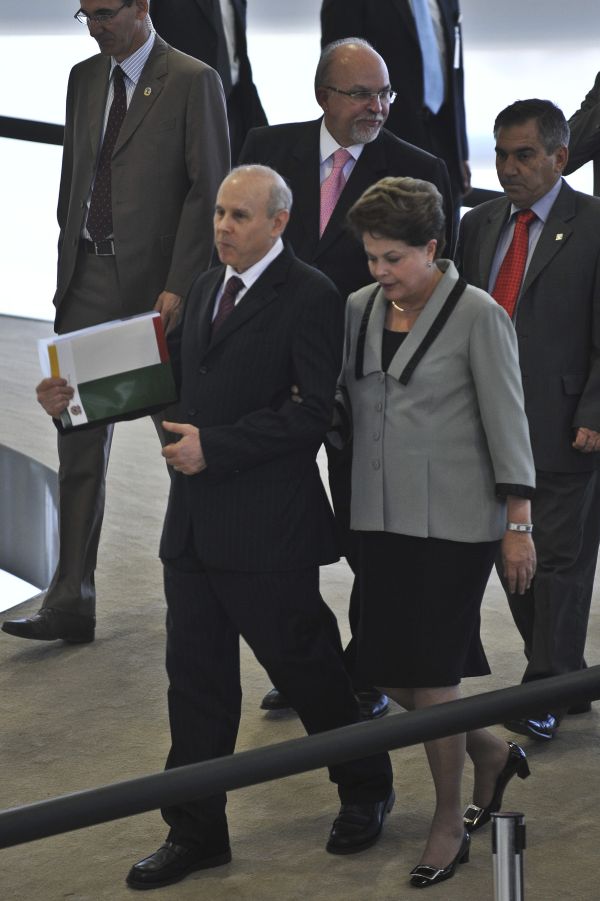 Mantega (ao lado de Dilma) tem defendido que, desta vez, a crise internacional seja enfrentada com corte nos juros e não estímulos fiscais | Fábio Rodrigues Pozzebom / ABR