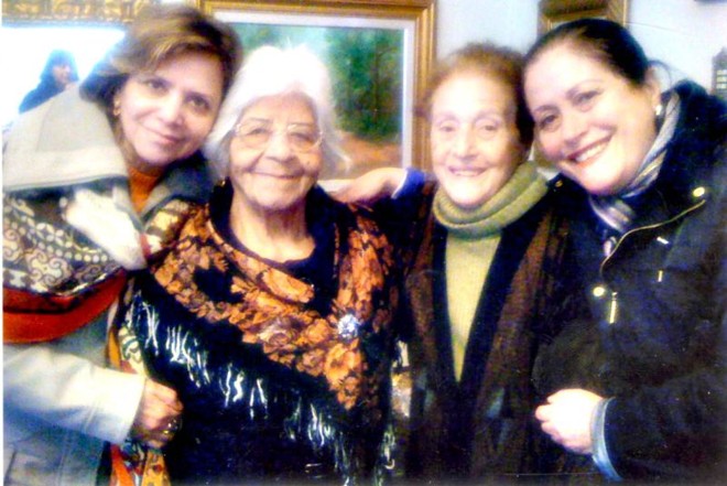 REUNIÃO AMIGA - A advogada Rose Dequech, ao lado de sua querida mãe, D. Nelli, recebeu em sua residência as amigas Ani e sua mãe, Avani Mainardes, em encontro dos mais agradáveis | 