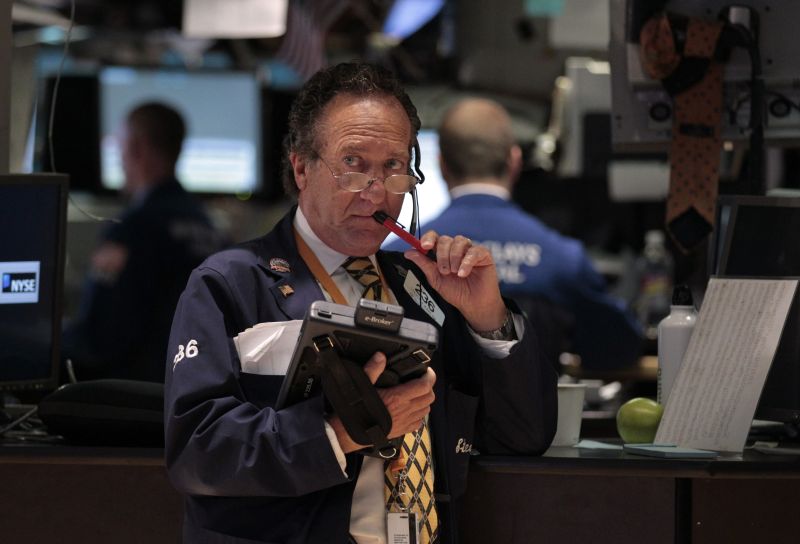 Operador da bolsa de Nova York: números da atividade industrial, de preços e do desemprego derrubaram Wall Street | Brendan McDermid/Reuters