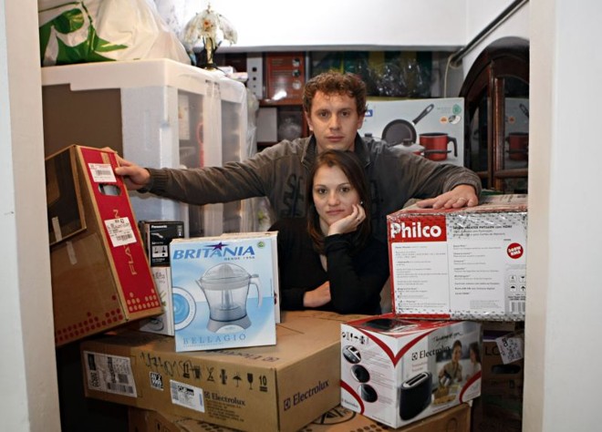 Luciana e Thiago não podem usar os presentes de casamento porque o apartamento não ficou pronto; o atraso supera um ano | 