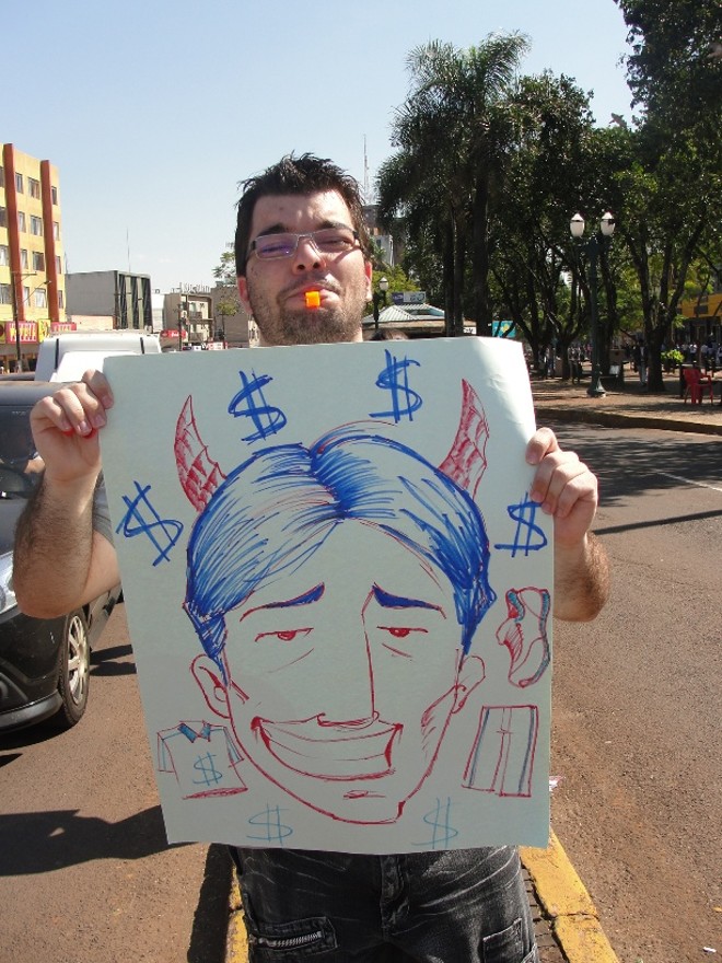Manifestante exibe uma caricatura do prefeito Edgar Bueno com detalhes dos itens do uniforme escolar | 