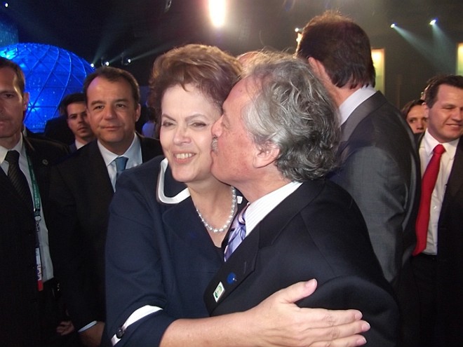 O secretário para Assuntos da Copa do Mundo de 2014 do Paraná, Mario Celso Cunha, deu uma de beijoqueiro ao ver a presidente Dilma Rousseff no evento para o sorteio das eliminatórias da Copa do Mundo, no último sábado, no Rio de Janeiro | 