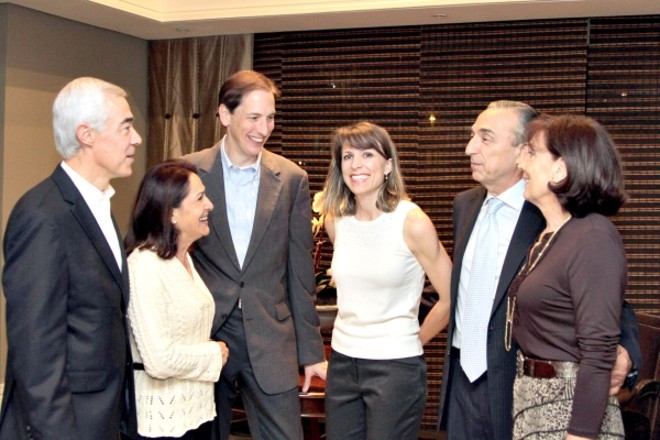 O casal Marta e Jaime Ardila (à esq.), ele presidente da GM para a América Latina, esteve em Curitiba no último dia 12 especialmente para o aniversário de 40 anos de Isela Costantini Russel (ao centro), diretora de pós-venda da GM Brasil. Também na foto, o marido da aniversariante, Samuel Russel, e os pais dela, Isela e Costantino Costantini (ambos à dir) |